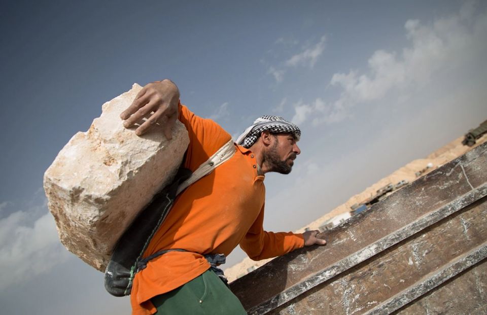 معاناة العمال في بلاد المهجر