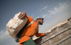 معاناة العمال في بلاد المهجر