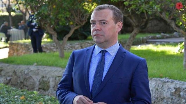 مدفيديف: روسيا قد تقاطع منتدى دافوس