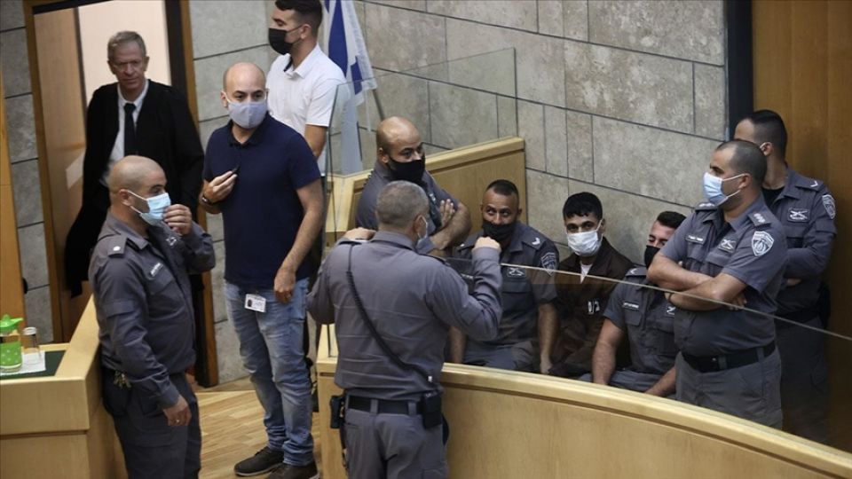 أسرى &laquo;نفق الحرية&raquo; يواصلون تحدّيهم في محاكم الاحتلال وسط إجراءات قمعية بحقهم