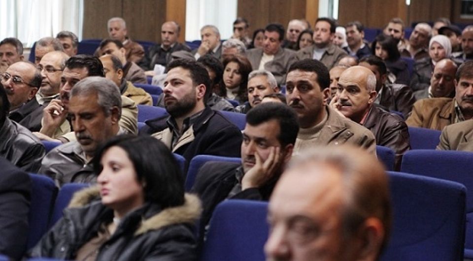 عمال النفط والصناعات المعدنية يطالبون بالزيادة