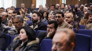 عمال النفط والصناعات المعدنية يطالبون بالزيادة