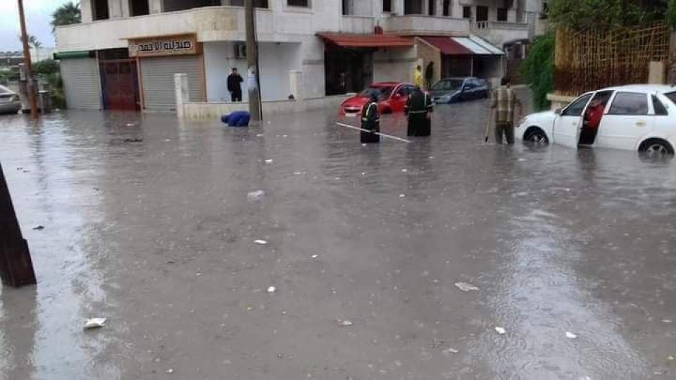 سورية: سوء الاستعداد الحكومي للأمطار يودي بحياة شابة غرقاً بالصرف الصحي