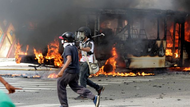 يرتفع مستوى العنف في البلاد، ولا سيما في ولاية تاتشيرا الواقعة غرب البلاد