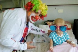 &laquo;الطبيب المهرج&raquo;.. يعالج الأطفال بالضحك