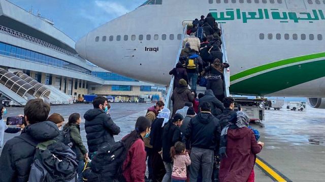 العراق ينجح باستعادة 617 لاجئاً عراقياً من حدود بولندا أغلبهم أطفال ونساء ومسنّون