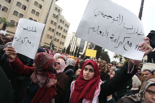 فلسطين: اللاهثون في مكان.. والحراك في آخر..!