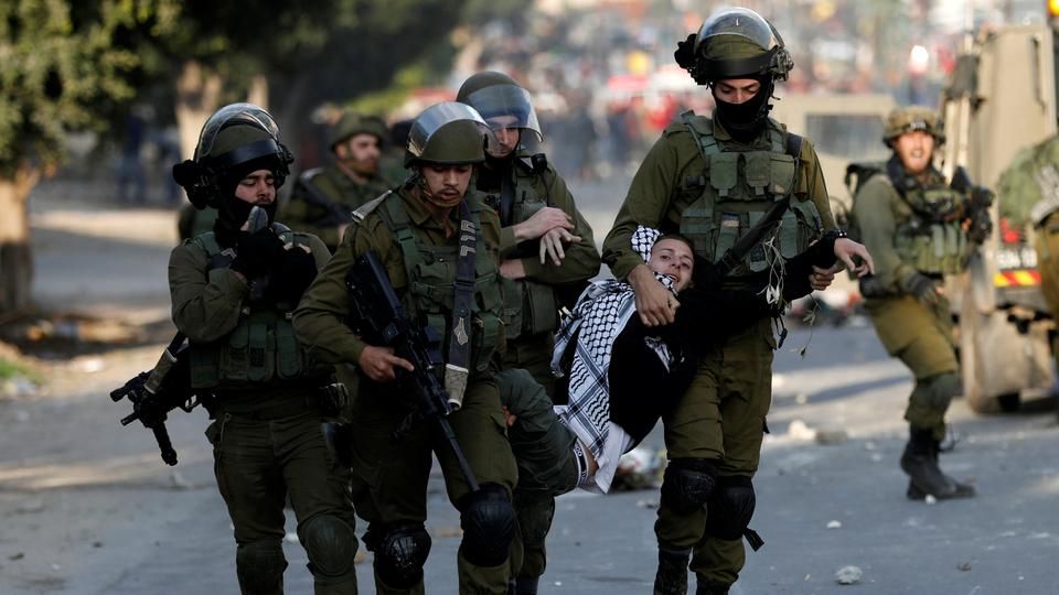 ضابط «إسرائيلي» يهدّد طفلاً فلسطينياً بالقتل بعد العيد