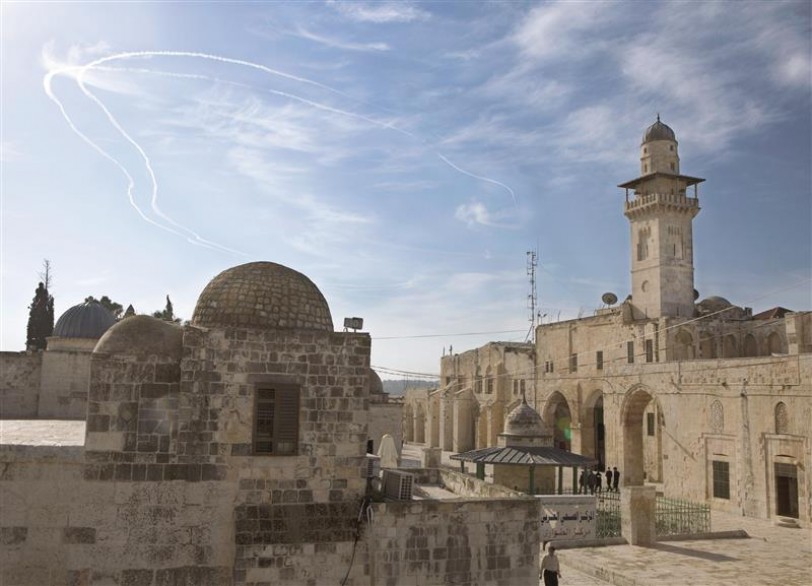 طائرتان حربيتان إسرائيليتان تحلقان قرب الحدود الأردنية مع فلسطين المحتلة أمس (أ ب أ)