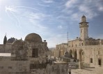 طائرتان حربيتان إسرائيليتان تحلقان قرب الحدود الأردنية مع فلسطين المحتلة أمس (أ ب أ)