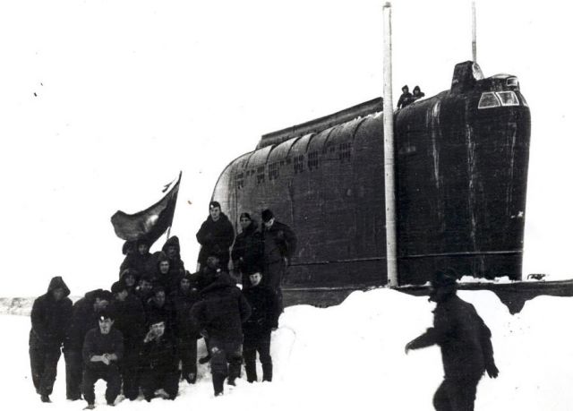 أول غواصة سوفيتية ذرية شقت جليد المتجمد الشمالي