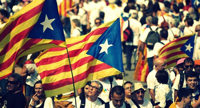 مدريد تجرد رئيس حكومة كاتالونيا من مهامه