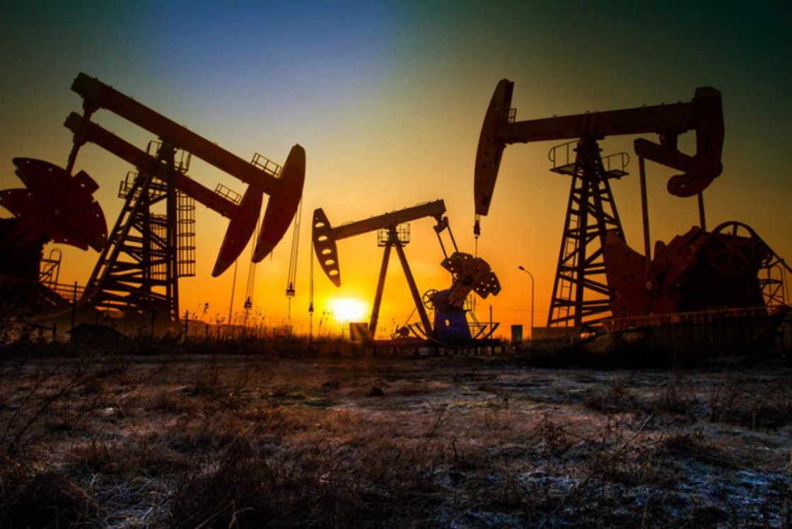تصاعد أسعار النفط لليوم الثالث من إقرار «أوبك+» تخفيضاً تاريخياً لإنتاجه