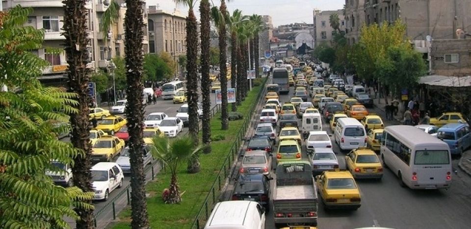 بين الحلول الحكومية غير المجدية والأمر الواقع.. السوريون يعيشون &laquo;واقعاً مرورياً مزرياً&raquo;