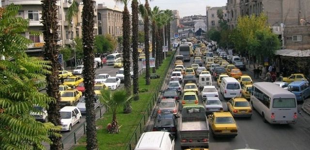 بين الحلول الحكومية غير المجدية والأمر الواقع.. السوريون يعيشون «واقعاً مرورياً مزرياً»