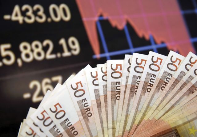 اليورو يهوي لأدنى مستوى في 20 عاماً والغاز يقفز 30%