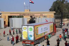 الفصائل الفلسطينية تدعو السيسي "لمواصلة فتح معبر رفح" والاحتلال يقصف الأونروا فيها