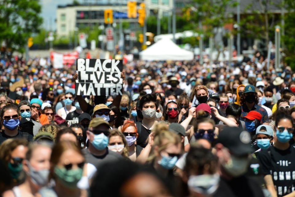 الثورة الممولة والرقص على &laquo;مزمار الملك&raquo;