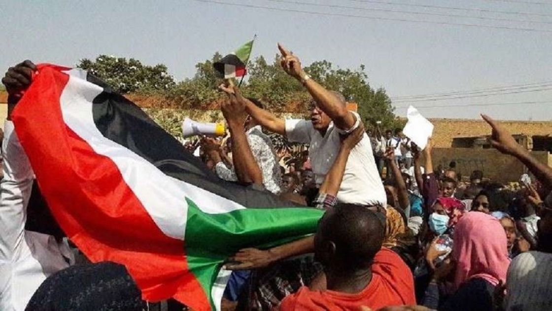 «المهنيين السودانيين»: المجلس العسكري ليس جاداً في تسليم السلطة