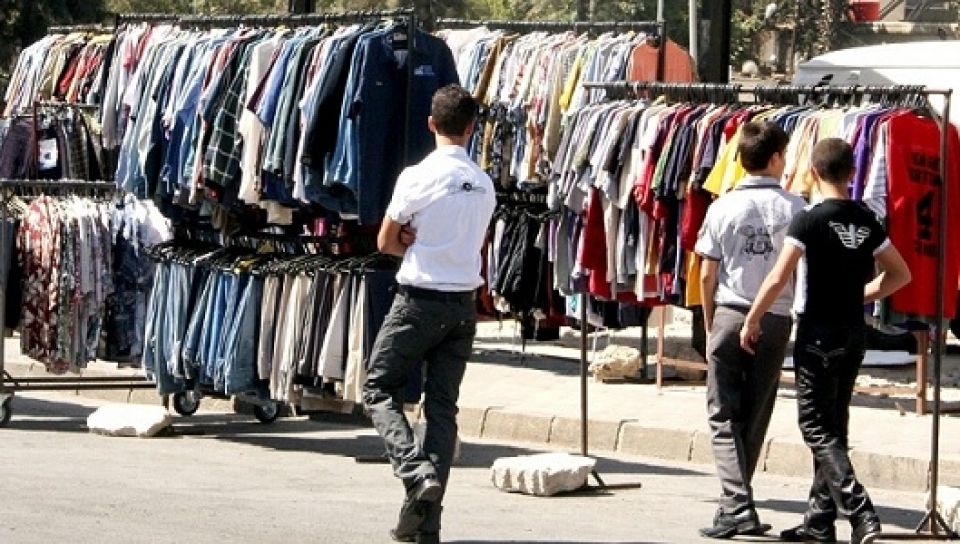 (طاقة فرج) تُغْلَق في وجه السوريين.. (التجارة الخارجية) تنهي (البالة)..!