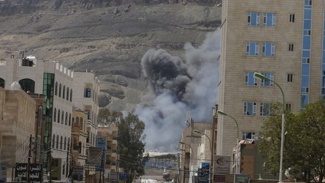 &laquo;التحالف العربي&raquo; يشن غارات عنيفة على مستشفيات ومدارس شمالي صنعاء