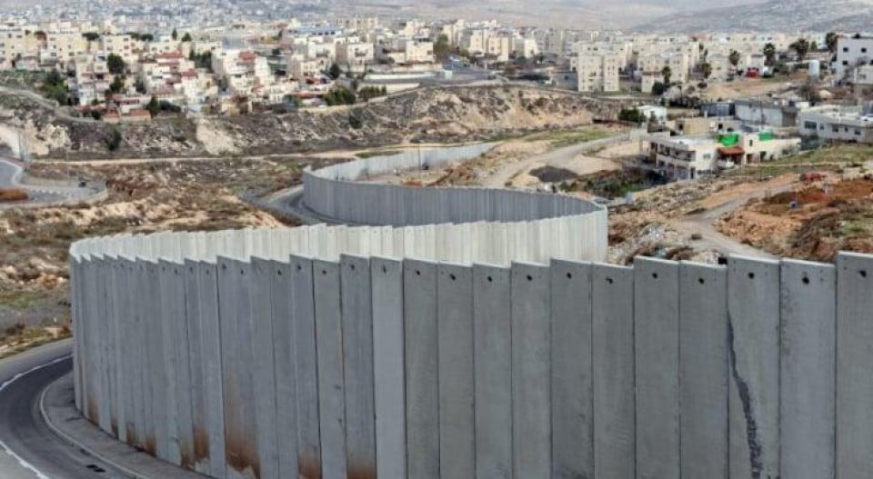 جدار إسمنتي «إسرائيلي» لتطويق غزة وإطلاق نار على الصيّادين ومداهمات بالضفة