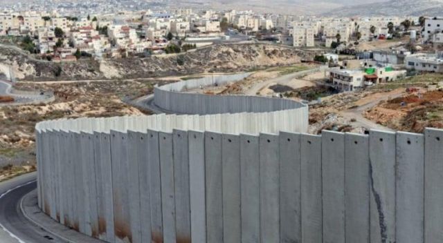 جدار إسمنتي &laquo;إسرائيلي&raquo; لتطويق غزة وإطلاق نار على الصيّادين ومداهمات بالضفة
