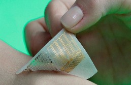 شريط لاصق يراقب عمل قلب الإنسان