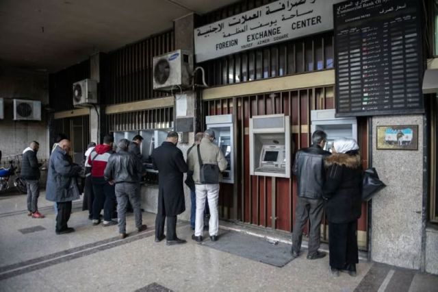 تحصيل المعاش رحلة معاناة يومية، فمتى تبدأ الحلول الجذرية؟!