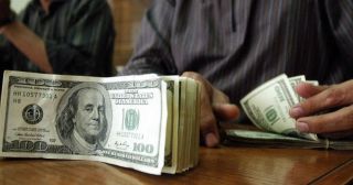 خبير مالي يحذر من ظاهرة &laquo;الدولرة&raquo; في الأسواق المحلية