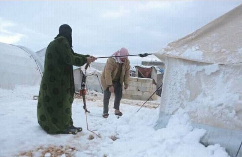 سوريا: العاصفة الثلجية تُفاقم معاناة النازحين في مخيمات إدلب وحلب