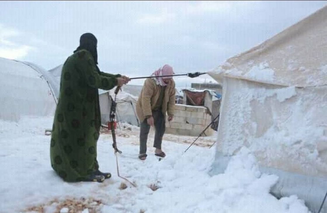 سوريا: العاصفة الثلجية تُفاقم معاناة النازحين في مخيمات إدلب وحلب