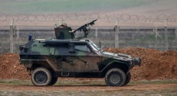 القوات السورية ترفع العلم الوطني على معبر "الصراف"