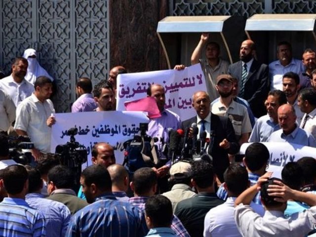 الإضرابات العامة تشلّ مؤسسات «غزة الحكومية» بسبب الرواتب