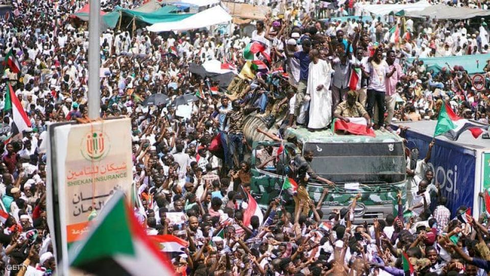السودان: مئات الآلاف يحتشدون حول مقر وزارة الدفاع