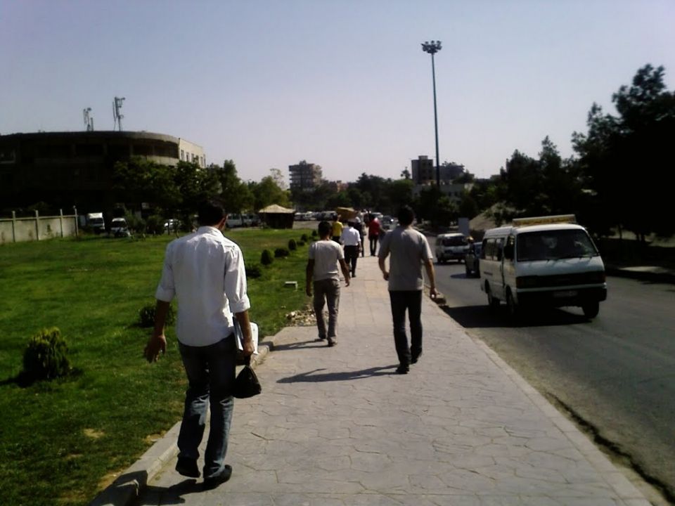 مرآب وسط الشارع!!