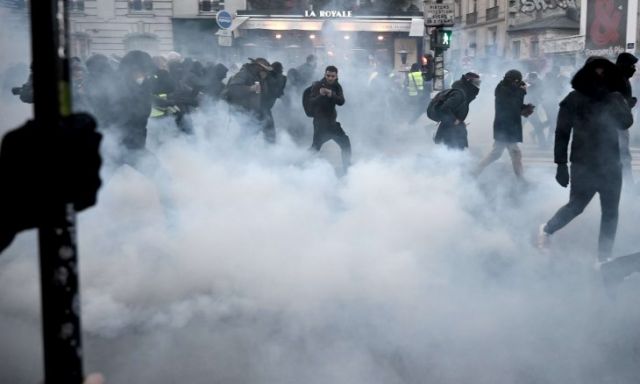 النقابات الفرنسية تنتزع تراجعاً حكومياً