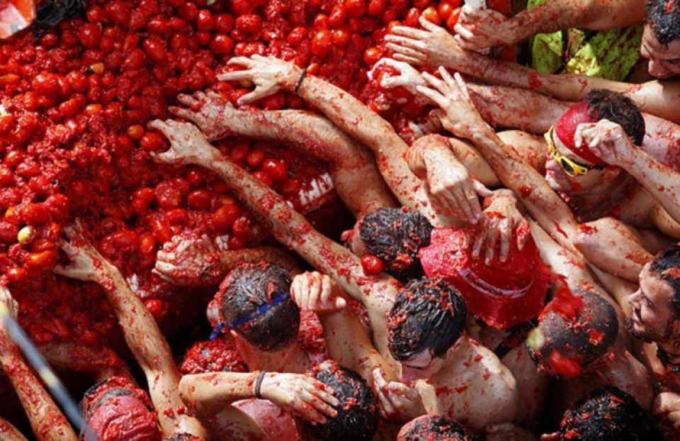 رغم أزمة الغذاء العالمية إسبانيا لا تبالي بإهدار الأطنان في «مهرجان الطماطم»