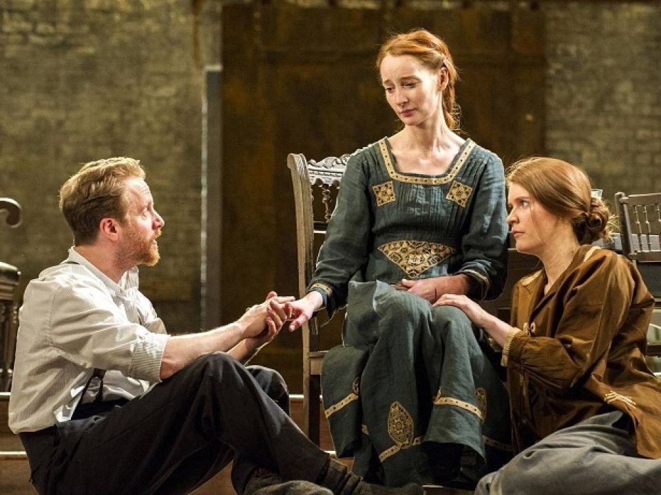 غوركي على خشبة المسرح الوطني في لندن