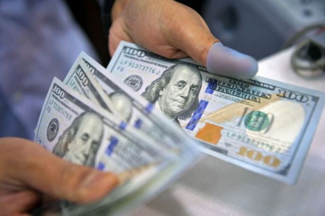 الدولار إلى أدنى مستوياته في 15 شهراً