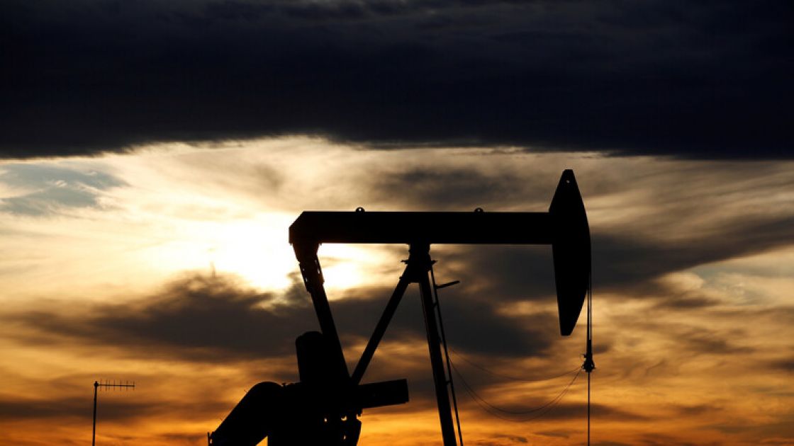 النفط يتراجع من أعلى مستوى في أشهر