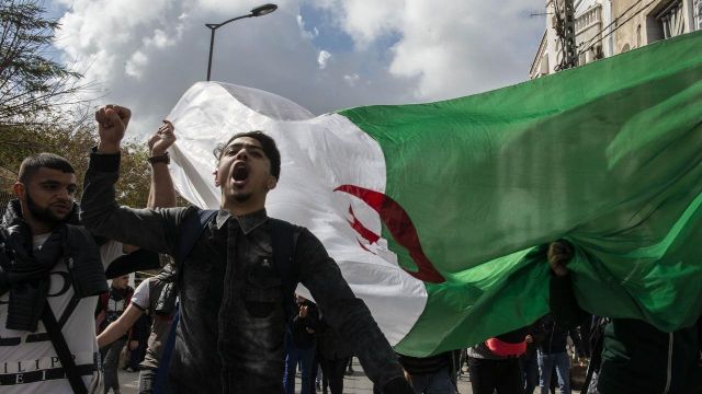 الحركة الشعبية بين السياسة التقليدية وإبداع الجماهير