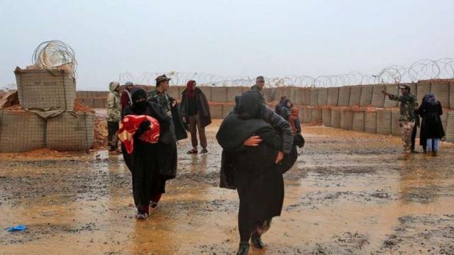 خروج مئات المواطنين من مخيم الركبان