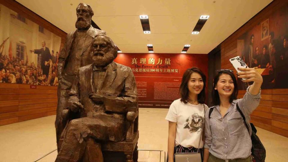 البشرية ما زالت تعيش في ظلّ القوانين التي اكتشفها ماركس (1)