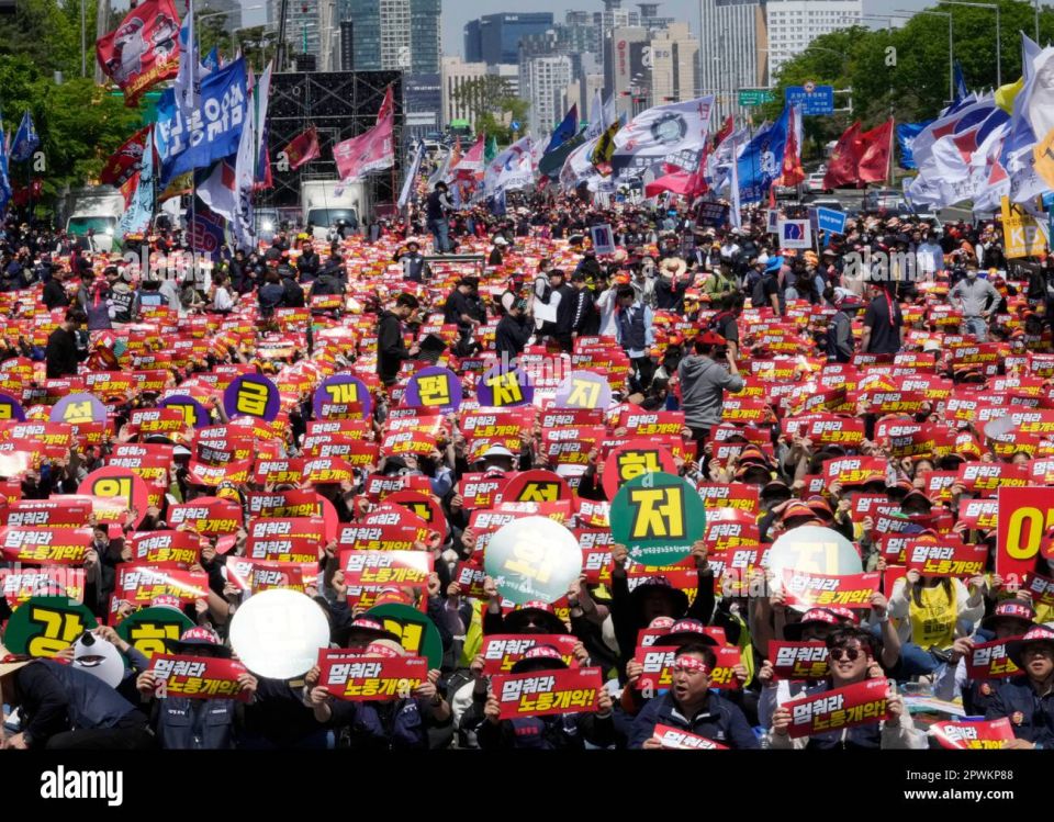 عمال العالم يتظاهرون في يوم العمال العالمي