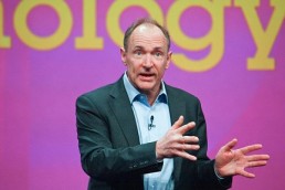 مخترع الشبكة العنكبوتية: حرية الانترنت بخطر