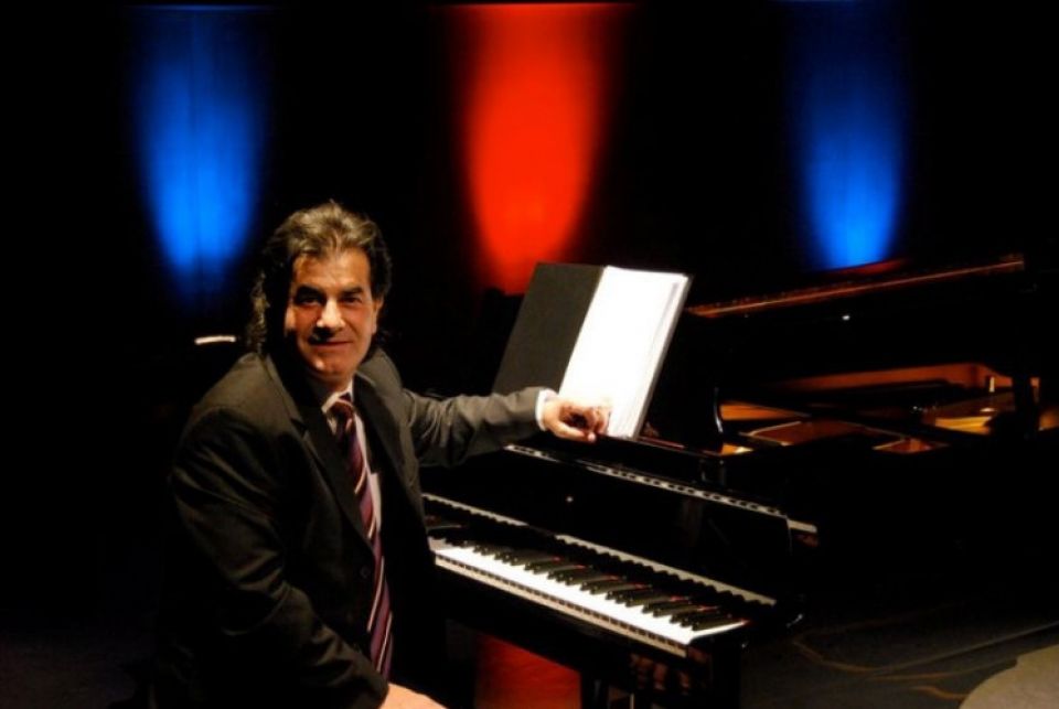زركلي يعزف شوبان