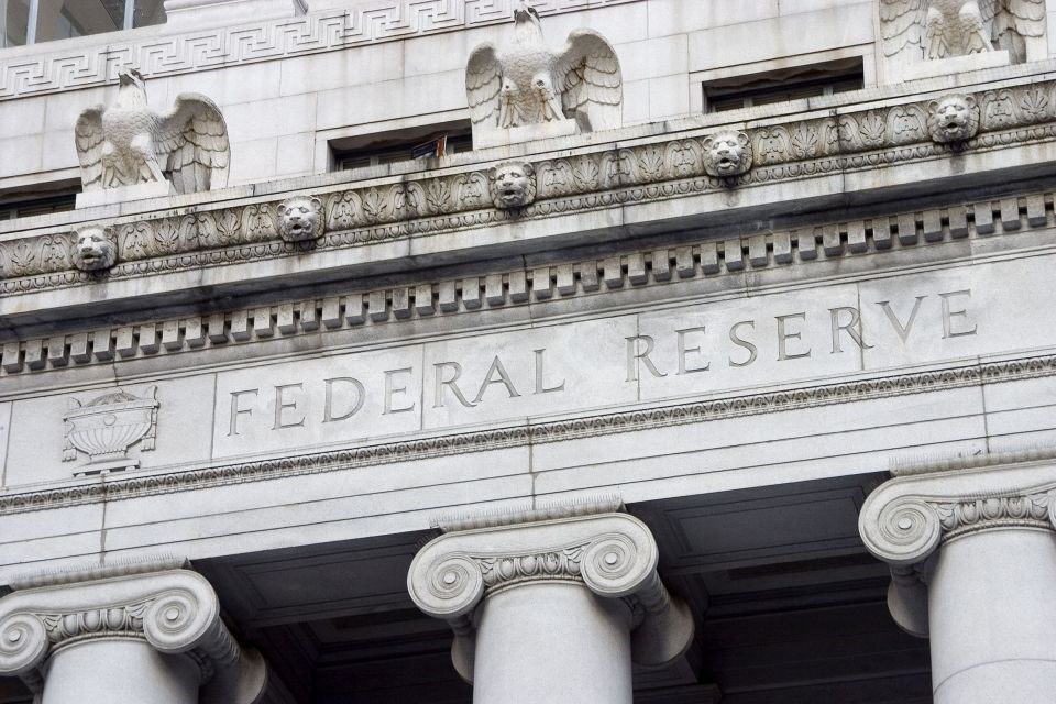 «الفيدرالي الأميركي» ينزلق مجدّداً إلى زيادة كبيرة لأسعار الفائدة