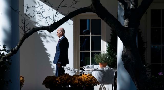 بايدن يفصح لمساعديه عن إحباطه لتدهور شعبيته إلى 38% في استطلاعات الرأي