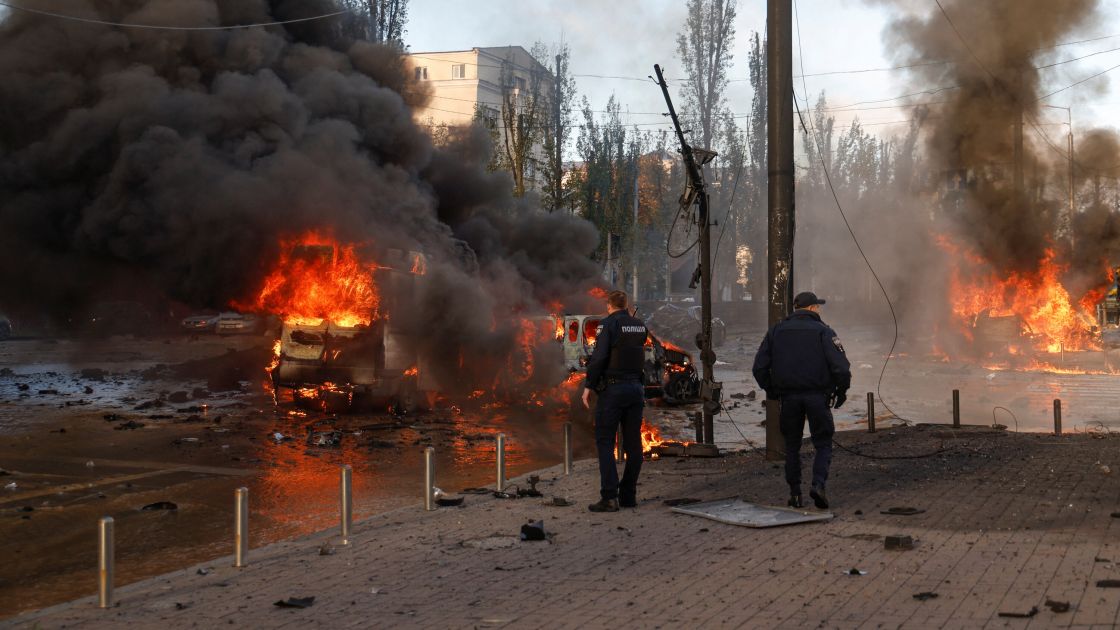 انفجارات تهز كييف وعدة مدن وسط وغرب أوكرانيا بعد يومين على تفجير جسر القرم